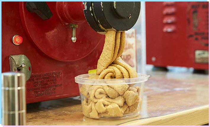 人気コーナーの自家製ピーナッツペーストマシン